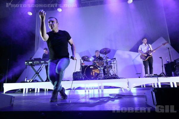 FUTURE ISLANDS - 2023-09-05 - PARIS - CentQuatre - Nef Curial - Samuel Thompson Herring - Gerrit Welmers - William Cashion - Michael Lowry